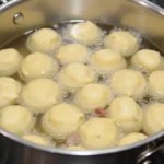 Jak długo gotować pierogi? Czas gotowania według farszu