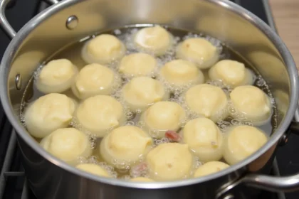 Jak długo gotować pierogi? Czas gotowania według farszu